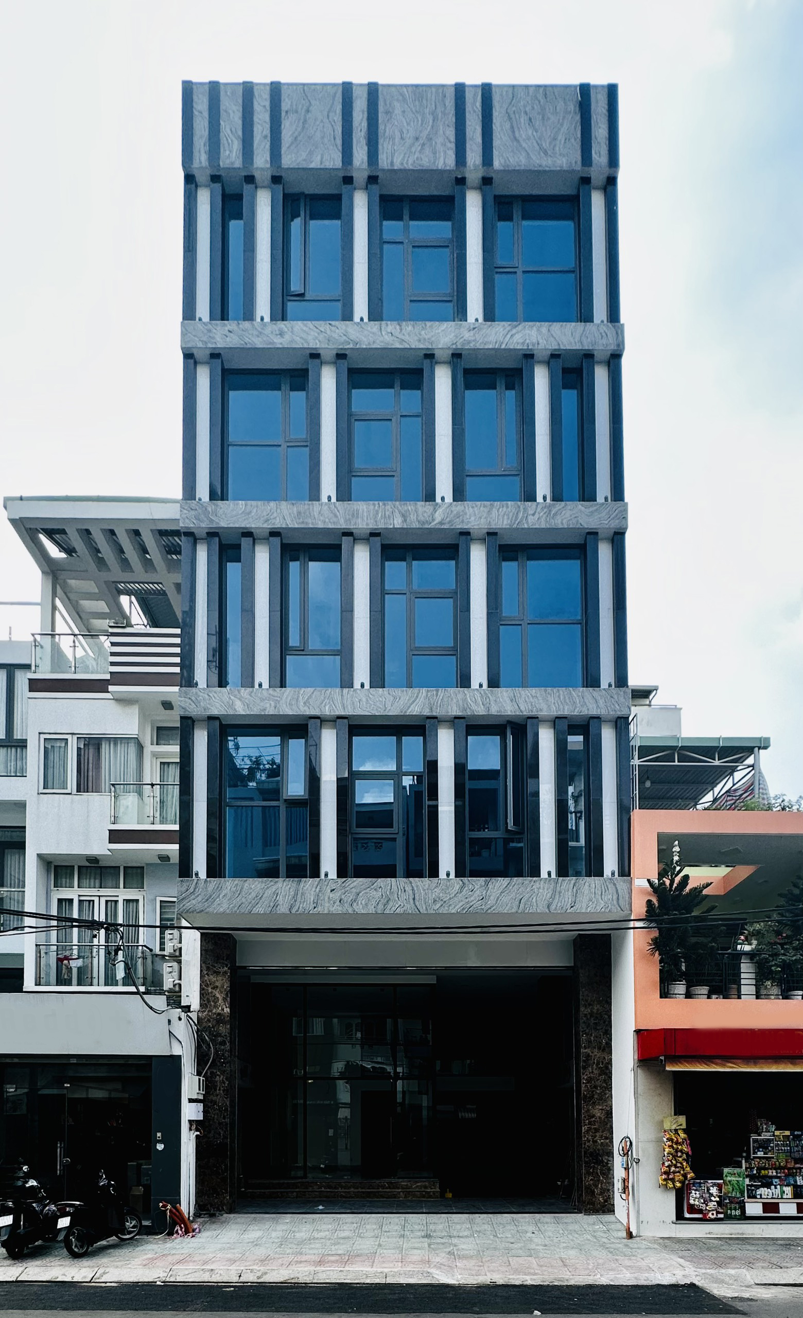 CHO THUÊ Mặt bằng Mặt tiền đường TRẦN KHẮC CHÂN P.TÂN ĐỊNH Q1